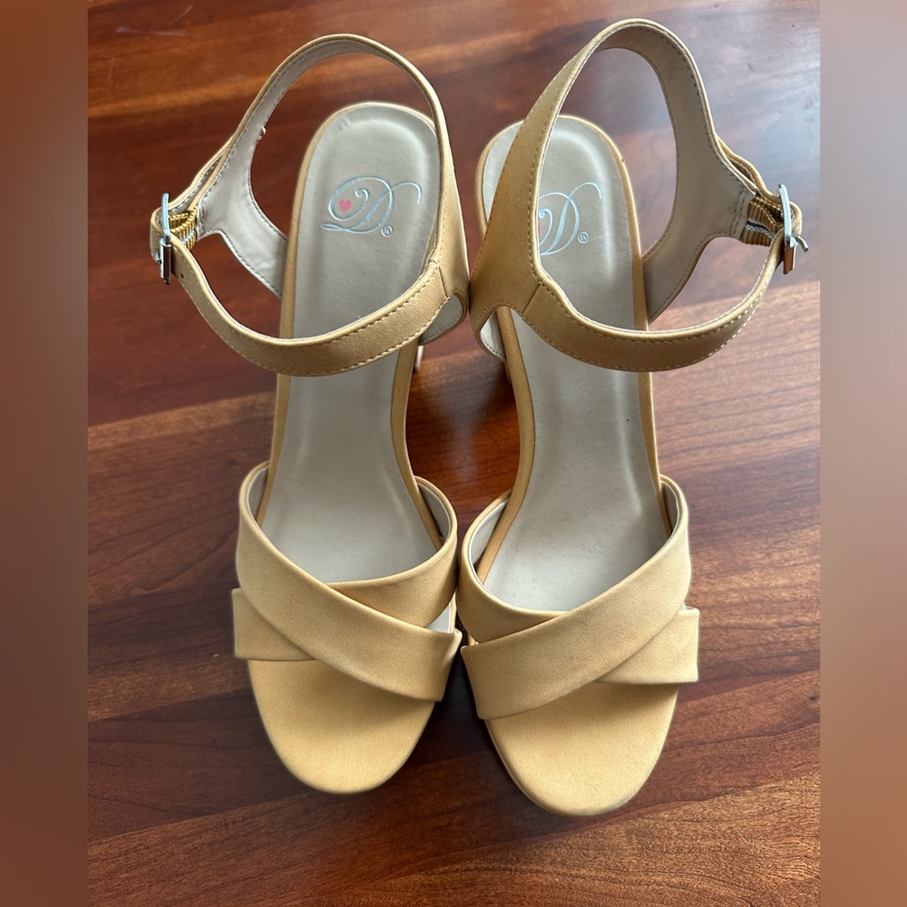 New suede My Delicious platform sandal size 8